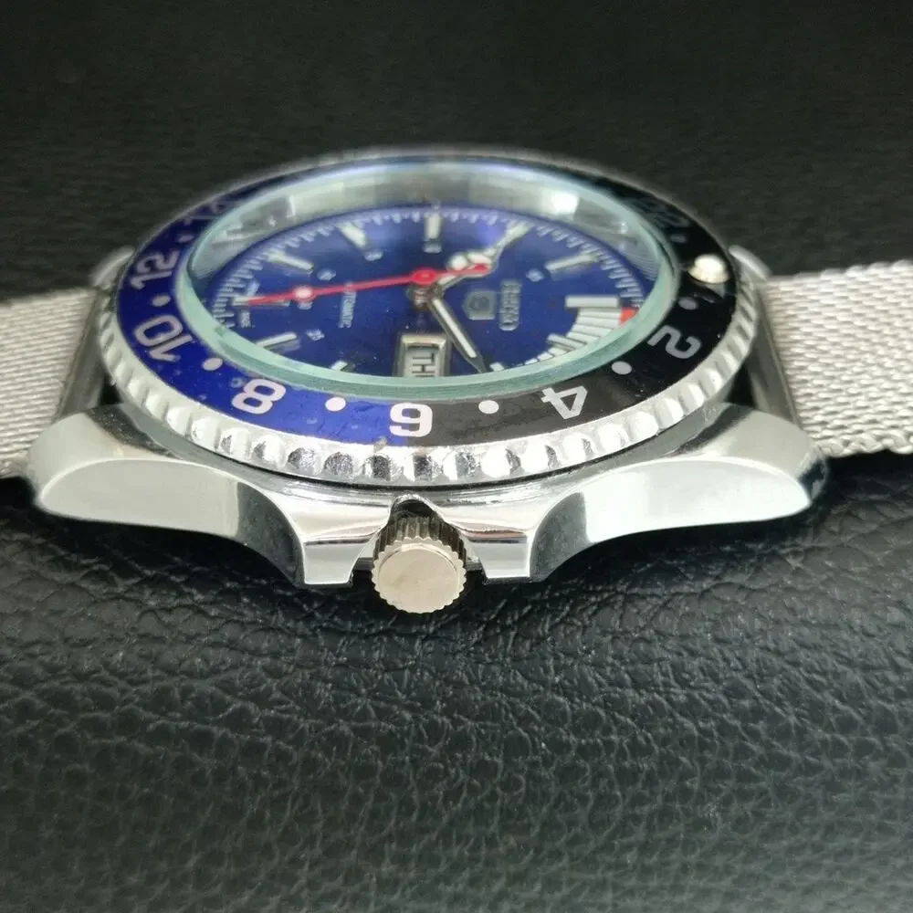 Vintage 1984 Seiko Diver Automatic Mens Silver Watch W/daydate & White accents